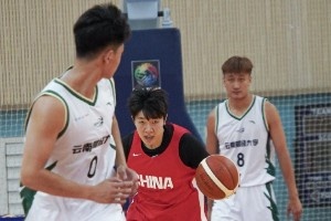 中国女篮昨日与云南财大男篮进行教学赛 最终以95比86取胜