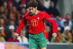 22年活化石！C罗03年8月完成葡萄牙首秀，已在国家队征战了22年