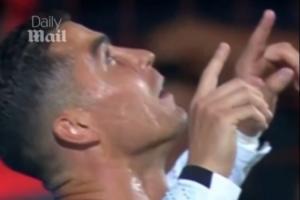 致敬若塔！C罗第21分钟破门之后，庆祝时双手指天