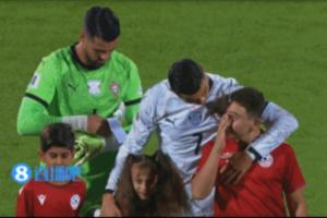 可爱C罗入场时带领的2名小球童：一位泪流不止，一位SIUUUU！