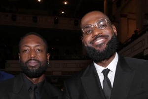 闪电侠和国王重聚！韦德晒与詹姆斯名人堂合影：⚡✖️