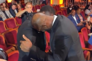 詹姆斯转发自己在名人堂现场拥抱韦德：很高兴见到我的兄弟！