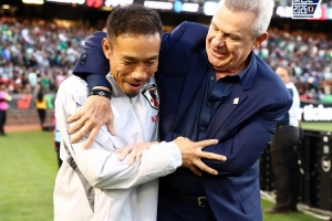 日本队官方晒阿吉雷和长友佑都相拥照，10年前两人曾在日本队共事