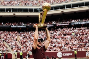 载誉而归！卡鲁索带着总冠军奖杯回到了母校得克萨斯农工大学