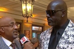 奥尼尔身着大花西装接受采访：这象征着我为霍华德送上鲜花