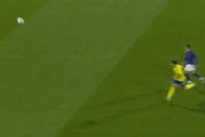 活久见荷乙球员打入39米超远乌龙，门将疯狂回追无力回天