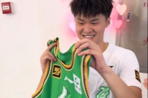 辽宁队自己的23号！黄秋实为赵森送上新赛季球衣