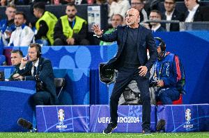 德拉富恩特执教西班牙25胜仅用33场，仅次于博斯克