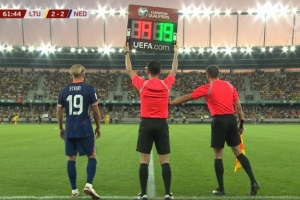 在荷甲进50球后才上演荷兰首秀，塞姆-施泰恩是15年多斯特后首人