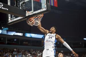 变态效率~字母哥欧锦赛场均28.8分钟轰30分9.8板4助 命中率72.5%