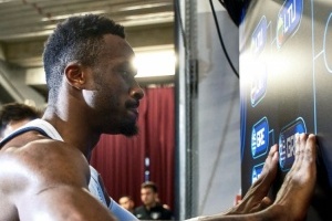 我弟无敌了！字母哥哥赛后拍打晋级栏希腊队贴纸 非常用力很激情