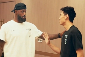 崔永熙回顾詹姆斯中国行：当面要求老詹再战五年 老詹笑着拒绝