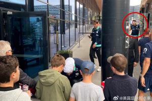 太倒霉了VG：哈兰德被大巴的行李舱门撞到，当场喊出“Fxxk”