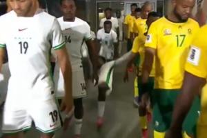 把自己整笑了前莱斯特城中场恩迪迪入场时滑倒，带倒身后队友