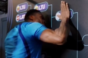 保留节目！字母哥哥赛后拍打晋级栏希腊队贴纸 激情鼓舞全队！