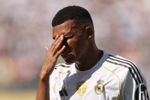 记者：一名皇家奥维耶多球迷因对姆巴佩做种族主义手势而被逮捕