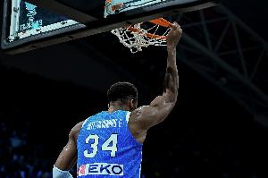 冲击力十足！字母哥半场9中6贡献15分2板2断 罚球5中3