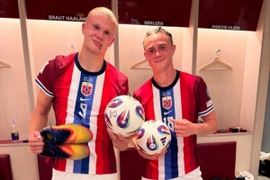 分别打进5球和4球！哈兰德和阿尔茨加尔德均获得比赛用球