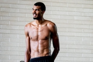 马刺体能教练晒文班身材照：肉眼可见的壮了！