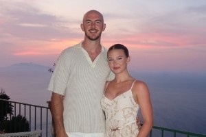 这就是女生想要的蜜月旅行！卡鲁索妻子晒蜜月照：欧洲各国游玩