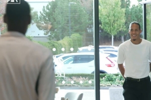 来了老弟！利物浦队长范迪克与伊萨克拥抱，欢迎后者加盟球队