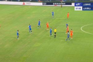 泰山球员投诉马纳法禁区内手球，VAR介入后裁判示意没有犯规
