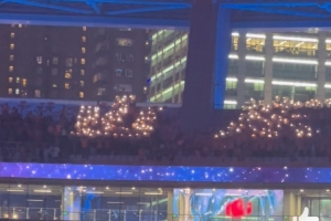 热情山东！远征客场，泰山球迷用闪光灯拼出“山东”二字支持球队