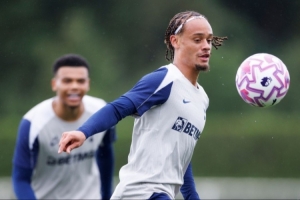 英媒谈西蒙斯首训：自信指挥、技术精湛，已展现机会创造者的才能