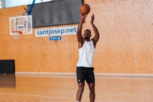 不打码了！巴特勒西班牙度假打球上脚新一代签名鞋