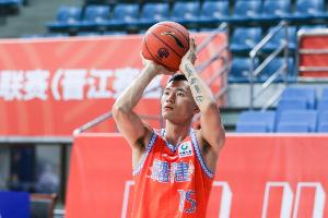 陈林坚完成山东男篮首秀 10投7中&三分5中3 得到全场最高18分