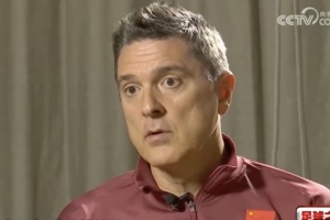 安东尼奥：王钰栋非常聪明、有争强好胜的性格，对他要加以呵护