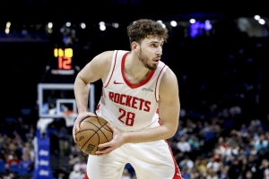 斯通：申京不是31岁的老将 他还很年轻他需要继续进步啊