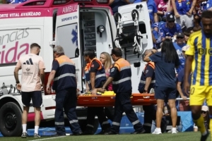 奥维耶多球员头部碰撞后送医，初步检查结果为颅脑严重损伤