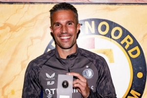 3战全胜，官方：费耶诺德主帅范佩西当选荷甲8月最佳主帅