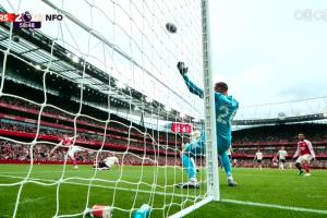 爆杆！约克雷斯与马杜埃凯禁区内配合，随后爆射击中立柱