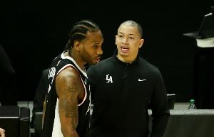 嗯？涉事公司要求报销的小卡每周与泰伦-卢通话5分钟