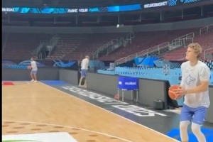 好像很轻松！马尔卡宁训练场连续命中11记底角三分