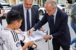 弗洛伦蒂诺抵达圣塞巴斯蒂安&与球迷互动，将现场观战皇马vs皇社