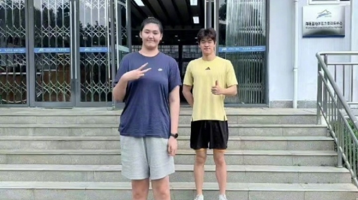 1米92潘展乐和2米26张子宇同框网友：小潘秒变“小手办”