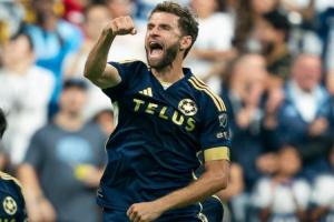 还是那个二娃！36岁穆勒机敏跑位头球破门 生日夜戴帽7-0东区第一