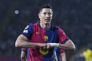 莱万+拉菲尼亚！同队两名替补一场比赛梅开二度，西甲历史首次