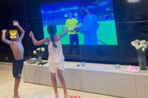 为爸爸加油，乔治娜社媒晒孩子们看c罗比赛的照片