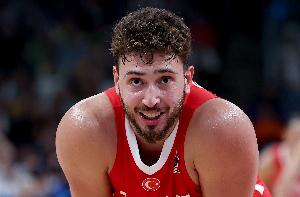 实至名归！火箭官方转欧锦赛最佳阵容推文@申京：全明星！