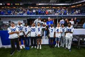 都是同城兄弟！哈利带一众队友观看同城NFL小马队比赛