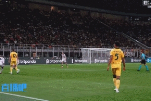 没有点球！普利西奇禁区被防守球员拉倒，VAR没有介入回看