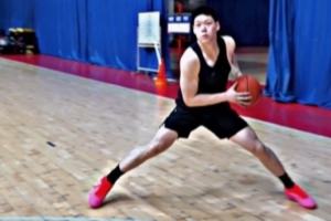 大横移！张宁晒趣味视频：撤步这一块 休想偷走我的球