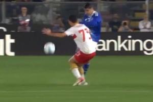 有卧底莫拉塔吊射自家球门逼出门将极限扑救，回头空门竟打偏