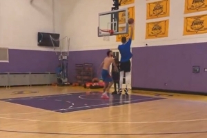 借用一下？霍姆格伦和哈尔滕施泰因在湖人球馆进行训练