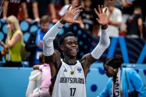 施罗德算归化球员吗？杨毅：他是土生土长的德国人&愿意为国出战