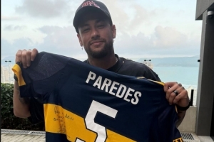 内马尔、帕雷德斯互赠球衣，社媒晒照表示感谢